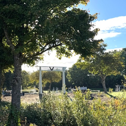 Adgangen set fra vestsiden.